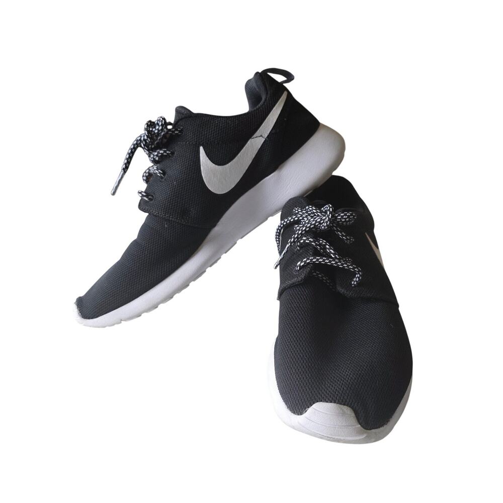 Nike Women's Roshe One Sneakers Black Size 8 - Picture 3 of 8